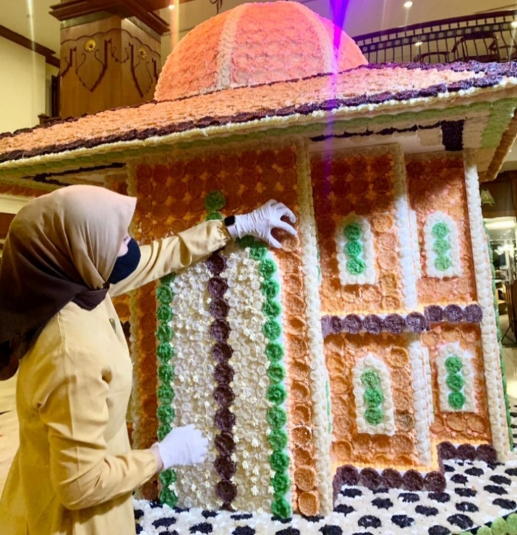Miniatur Masjid Agung Solo Raya UEA dibuat dengan bahan baku dari makanan rengginan, Kamis (15/4). (Foto: MP/Ismil)