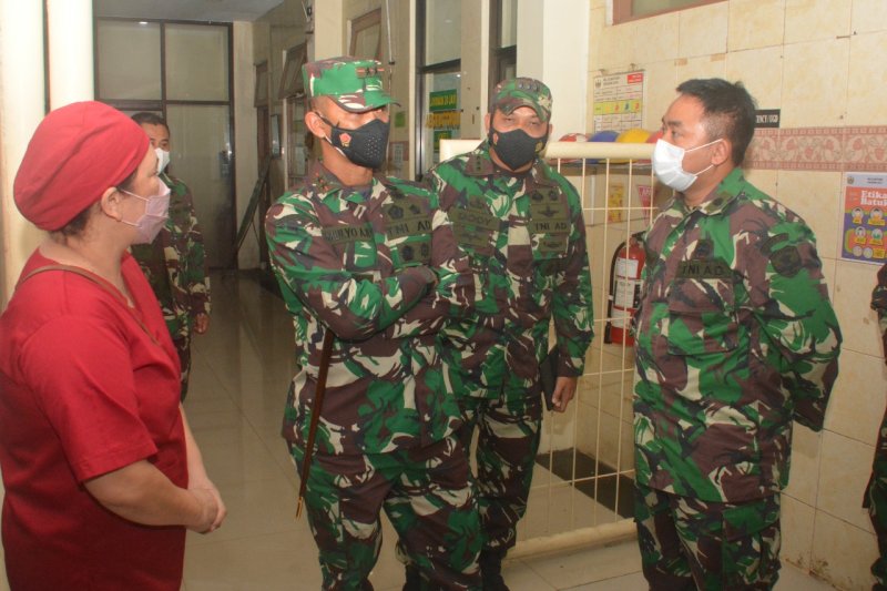 Pangdam Jaya Mayjen TNI Mulyo Aji saat meninjau pelaksanaan vaksinasi massal COVID-19, Jakarta, Kamis (17/6/2021) ANTARA/HO-Kodam Jaya