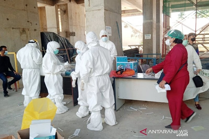 Sejumlah Tenaga Kesehatan Satgas Covid Hunter Puskesmas Makkasau, Kecamatan Ujungpandang bersiap melakukan tes usap PCR kepada pekerja proyek Apartemen 31 Sudirman Suites, Jalan Jenderal Sudirman, Makassar, Sulawesi Selatan.
