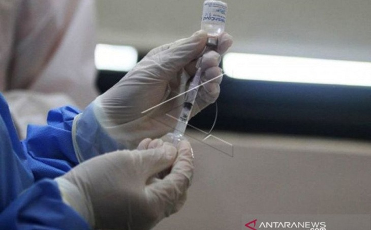 Arsip - Tenaga kesehatan menyiapkan vaksin saat simulasi vaksinasi COVID-19 di RS Islam, Jemursari, Surabaya, Jawa Timur, Jumat (18/12/2020). (ANTARA FOTO/Moch Asim/rwa)