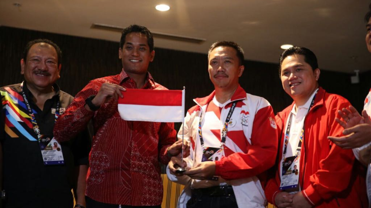 Malaysia Tarik Buku Berbendera Merah Putih Terbalik