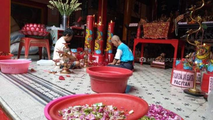 Jelang Imlek, Umat Konghucu Mulai Bersihkan Klenteng Pasar Gede
