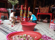 Jelang Imlek, Umat Konghucu Mulai Bersihkan Klenteng Pasar Gede