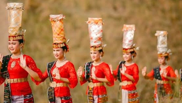 Manghutti Tandok Tradisi yang Dilakukan Perempuan Batak