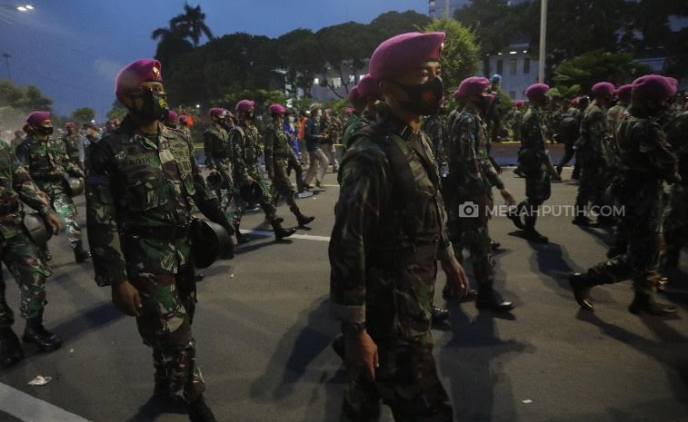 'Hantu Laut' Turun Tangan Bubarkan Pendemo Omnibus Law, Marinir-Massa Berpelukan