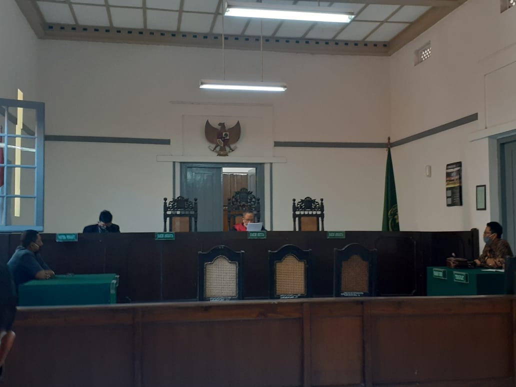 Pengadilan Negeri (PN) Solo menggelar sidang praperadilan terkait penyitaan barang bukti miras tanpa surat keterangan penyitaan, Selasa (28/7). (MP/Ismail)
