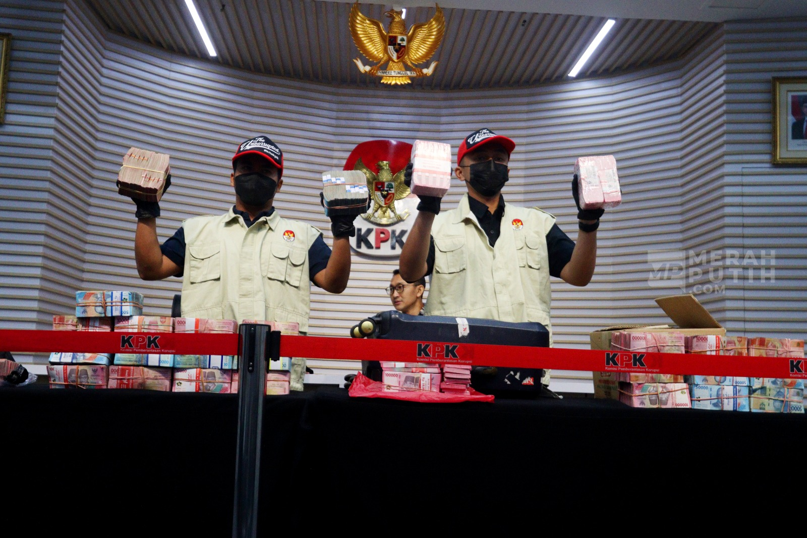 KPK Pamerkan Barang Bukti OTT Bupati Pemalang Anom Widiyantoro Senilai Rp2,7 Miliar