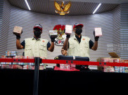 KPK Pamerkan Barang Bukti OTT Bupati Pemalang Anom Widiyantoro Senilai Rp2,7 Miliar
