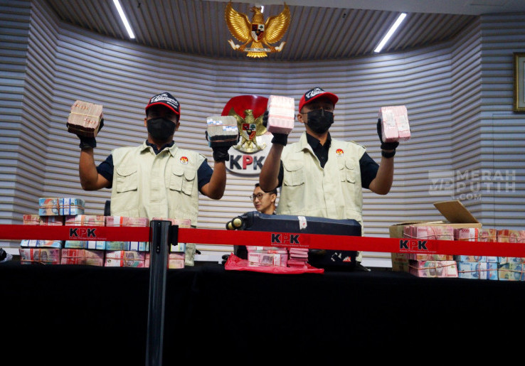 KPK Pamerkan Barang Bukti OTT Bupati Pemalang Anom Widiyantoro Senilai Rp2,7 Miliar