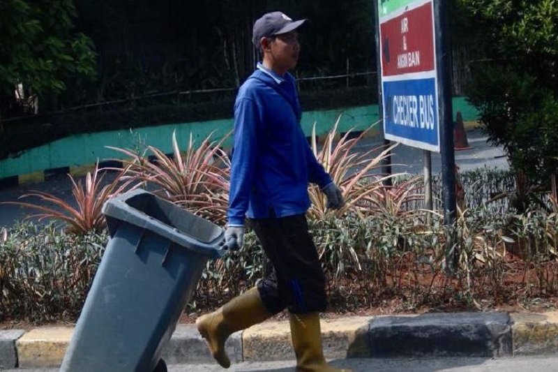 Petugas membawa keranjang sampah di tempat peristirahatan (rest area) tol, Jakarta, Rabu (29/5/2019). (ANTARA/Genta Tenri Mawangi) 