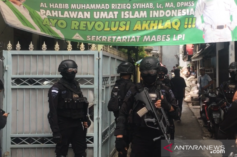 Sejumlah polisi merazia markas besar Front Pembela Islam di Petamburan III, Jakarta Pusat, Rabu (30/12/2020) (ANTARA/ Abdu Faisal)