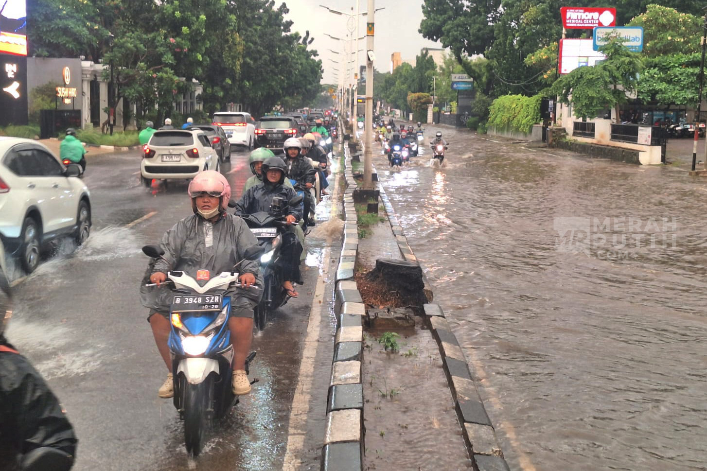 Baru Diguyur Hujan Sebentar, Jalan Metro Pondok Indah Langsung Tergenang hingga 50 Cm