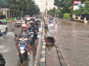 Baru Diguyur Hujan Sebentar, Jalan Metro Pondok Indah Langsung Tergenang hingga 50 Cm
