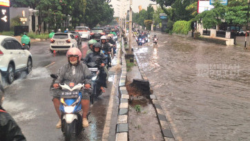 Baru Diguyur Hujan Sebentar, Jalan Metro Pondok Indah Langsung Tergenang hingga 50 Cm