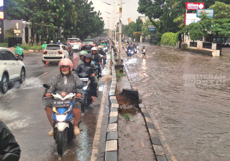 Baru Diguyur Hujan Sebentar, Jalan Metro Pondok Indah Langsung Tergenang hingga 50 Cm
