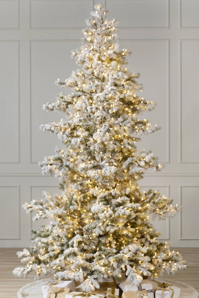 Asymmetrical shape christmas tree berikan ruang yang luas untuk dekorasi. (Foto House Beautiful)