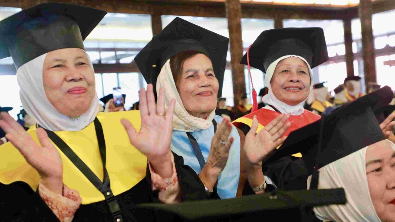 1.618 Lansia Diwisuda di TMII, Pecahkan Rekor Wisudawan Terbanyak