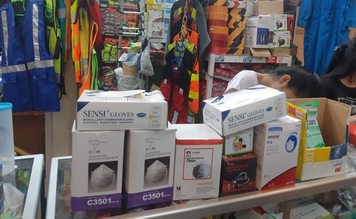 Warga Jakarta yang panik karena virus corona langsung memborong masker