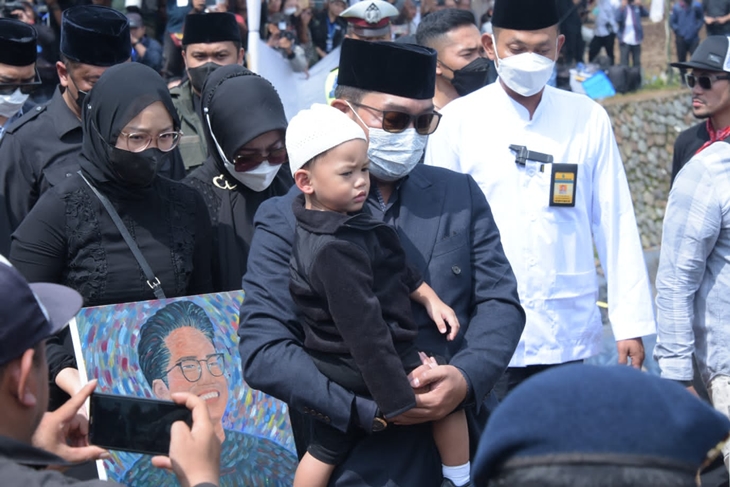 Ridwan Kamil saat pemakaman putranya Eril di Kabupaten Bandung. (Foto: MP/Humas Jabar)