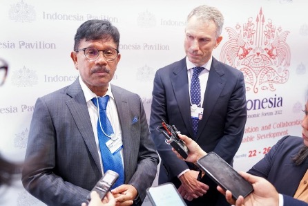 Menkominfo RI Johhny G Plate (kiri) dan President Google Asia Pacifik Scoot Beamount (kanan), pada sela-sela acara World Economy Forum di Davos, Swiss, Senin (23/05/2022). - (Berto)