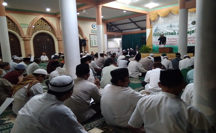Ratusan jamaah mengikuti dzikir dan pengajian bersama