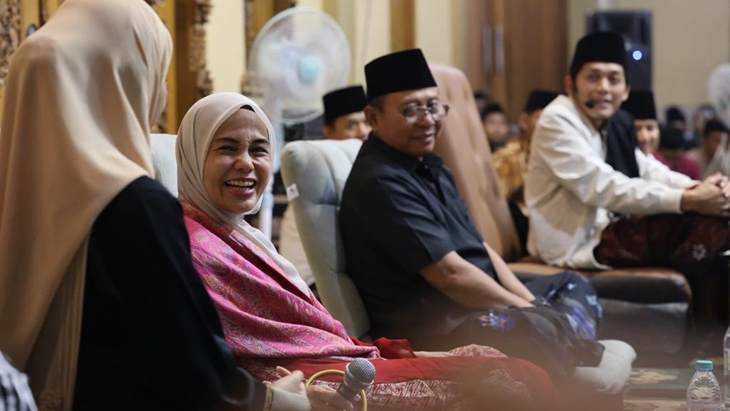 Gus Iqdam Beri Ijazah ke Atikoh hingga Titip Sarung untuk Ganjar