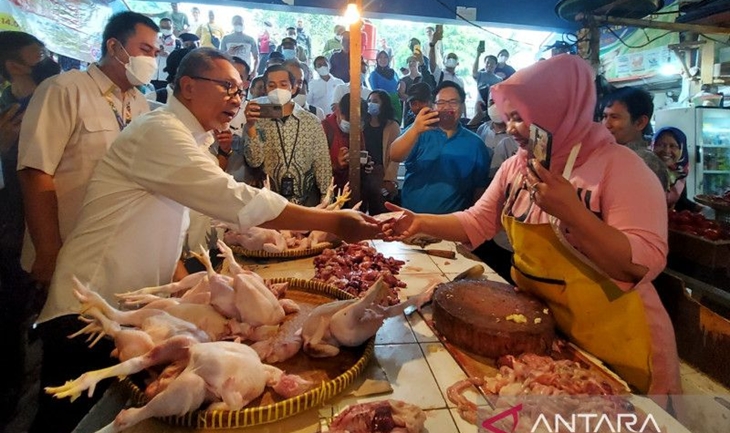 Sidak Pasar Klender, Mendag Klaim Intervensi Pemerintah Mulai Turunkan Harga Cabai