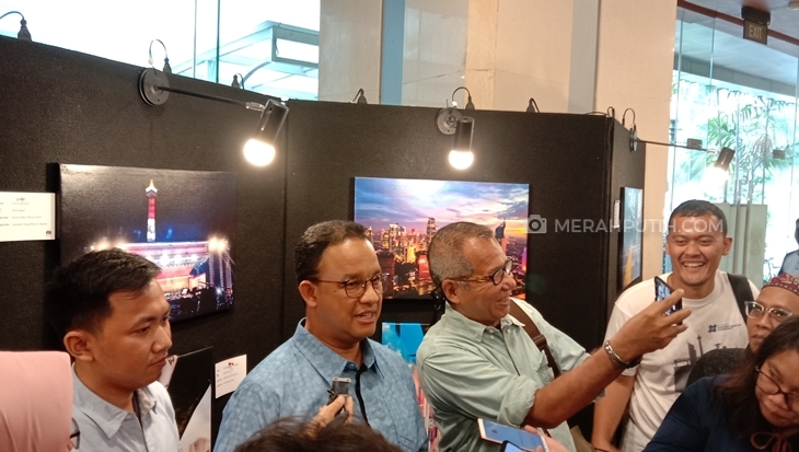 Anies Baswedan saat acara pameran foto yang bertajuk "Ruang Ketiga Jakarta" di Gedung Blok G Balai Kota, Jakarta Pusat, Sabtu (19/10). (Foto: MP/Asropih)