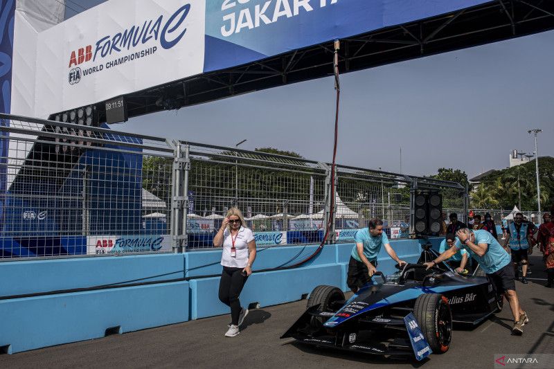 Ofisial memindahkan mobil Formula E Gen 3 usai sesi foto pembalap Formula E di AGI Jakarta International E-Prix Circuit (JIEC), Jakarta, Jumat (2/6/2023). ANTARA FOTO/Aprillio Akbar/hp