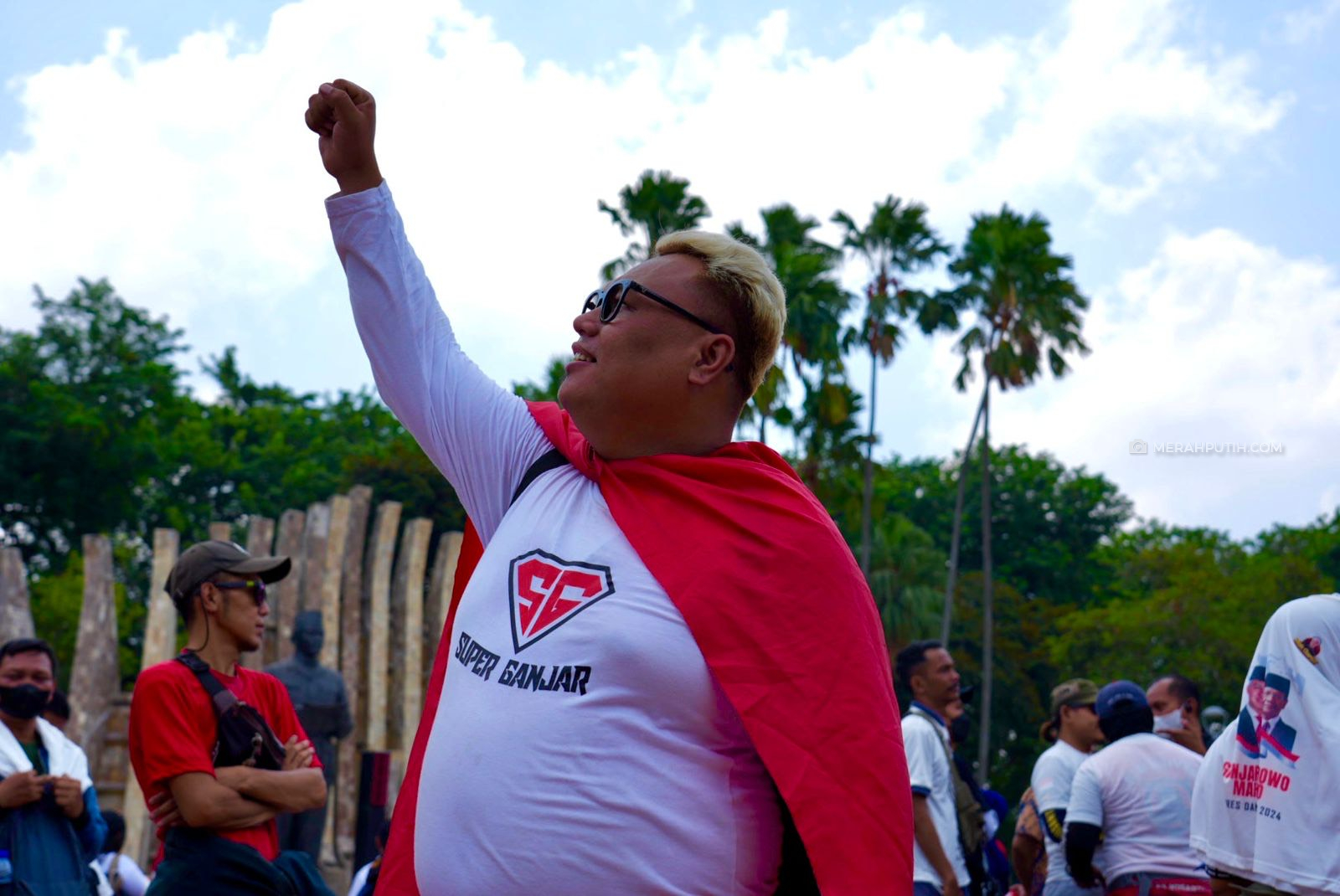 Sosok Super Ganjar Tarik Perhatian Massa Pendukung di Tugu Proklamasi