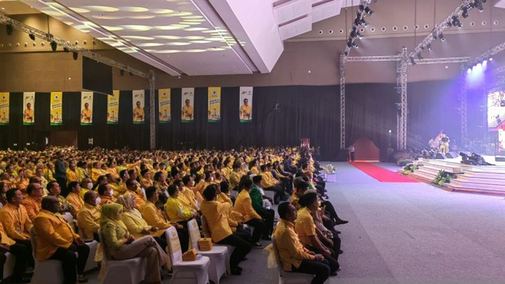 Airlangga Pamer Tiket Premium Pilpres 2024 ke Jokowi