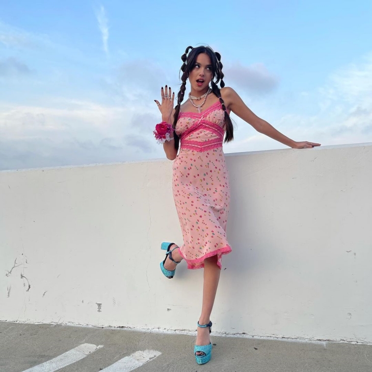 Trend Y2K ala Olivia Rodrigo. (Foto: Instagram/@oliviarodrigo)