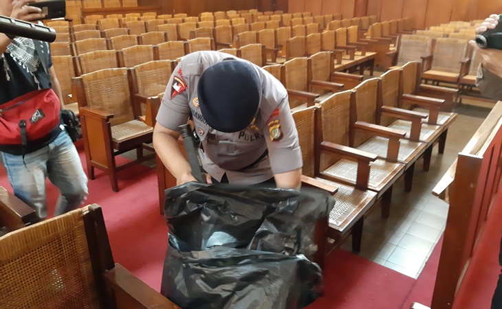 Polisi dari unit Jihandak melakukan sterilisasi di sejumlah gereja di Jakarta