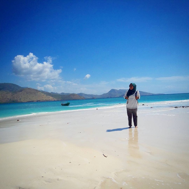 Pengunjung berfoto di Pasir Timbul Meko. (Foto: instagram.com/cecesyahrir)
