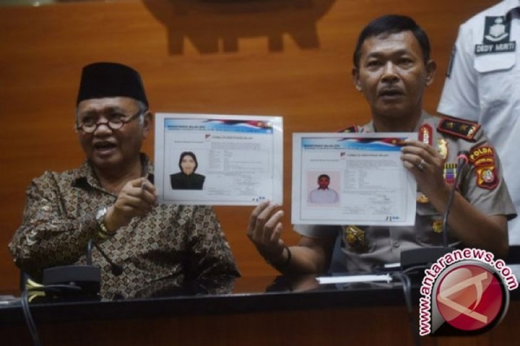 Dokumentasi Ketua KPK, Agus Rahardjo (kiri), bersama Kepala Polda Metro Jaya, Inspektur Jenderal Polisi Idham Azis (kanan), menunjukkan sketsa terduga pelaku penyiraman air keras kepada penyidik KPK, Novel Baswedan, dalam konferensi pers di Jakarta, Jumat (24/11/2017). Polda Metro Jaya bersama KPK mengungkap dua sketsa terduga pelaku dalam kasus tersebut. ANTARA FOTO/Akbar Guma