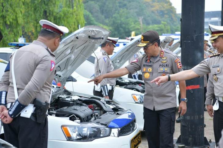 Kakorlantas Polri Irjen Pol Istiono (tengah) mengecek kelengkapan mobil patroli dalam apel persiapan pengamanan Hari Raya Natal 2019 dan Tahun Baru 2020 di kawasan Stadion Utama Gelora Bung Karno (SUGBK), Jakarta, Senin (25/11/2019). (ANTARA/ HO-Korlantas Polri)