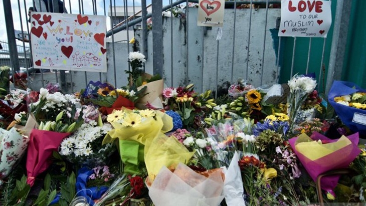Warga meletakkan bunga di depan Masjid Wellington, Kilbirnie, Wellington, Selandia Baru, Sabtu (16/3/2019). (ANTARA FOTO/Ramadian Bachtiar/pras./)