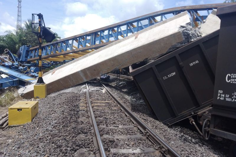 Proyek Jalan Layang Muara Enim Ambruk Makan Korban Jiwa
