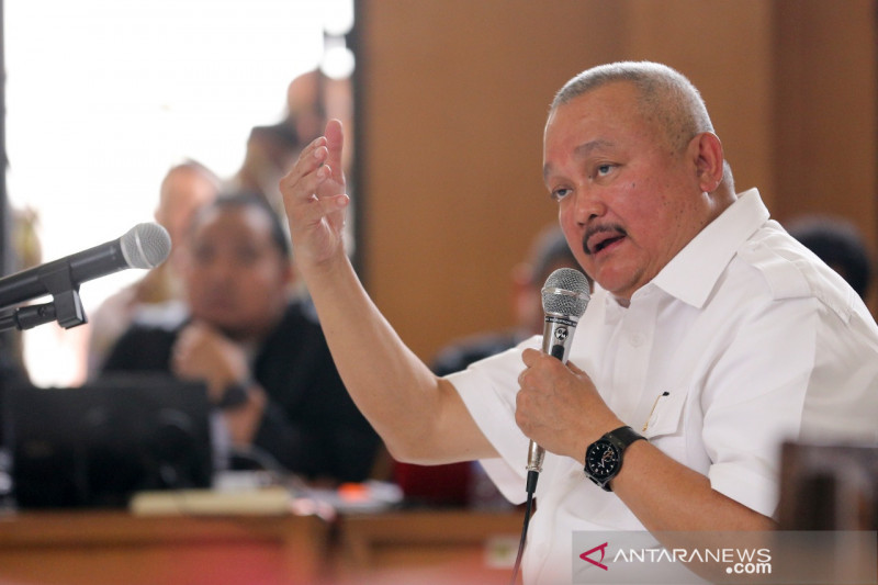 Gubernur Sumatera Selatan, Alex Noerdin, memberikan keterangan sebagai saksi di Pengadilan Tipikor Palembang, Sumatera Selatan, Selasa (23/5). ANTARA FOTO/Nova Wahyudi