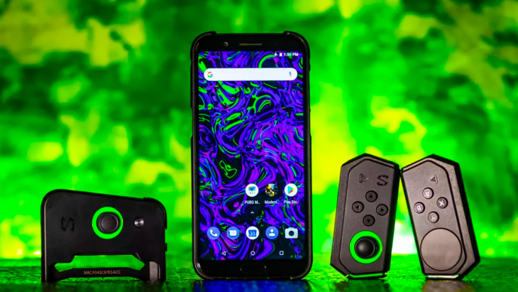 Black Shark dengan Gamepad-nya. (Foto CNet)
