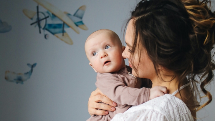 Alasan Bayi Harus Digendong Tiga Bulan Pertama