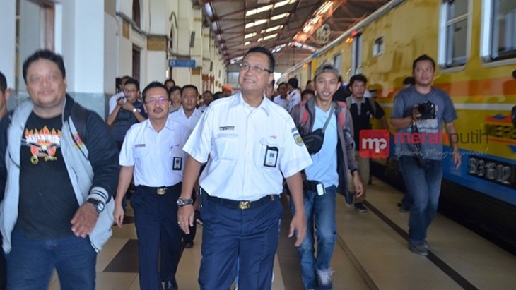Direktur Utama (Dirut) PT KAI Edi Sukmoro cek kesiapan Stasiun Kejaksan untuk angkutan Lebara, Rabu (1/6). (Fot: MerahPutih/Irm)