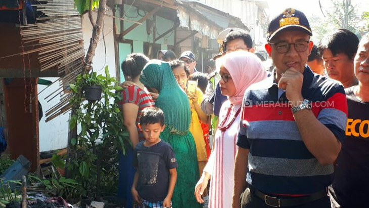 Anies Baswedan didampingi istrinya saat meninjau lokasi kebakaran Taman Kota, Kembangan, Jakarta Barat. (MP/Asropih)