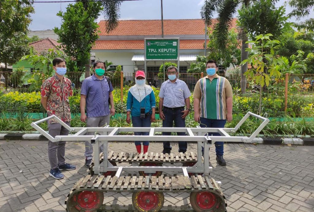 Troli Peti Jenazah Korban COVID-19 Beroda Tanks Karya UK Petra Surabaya