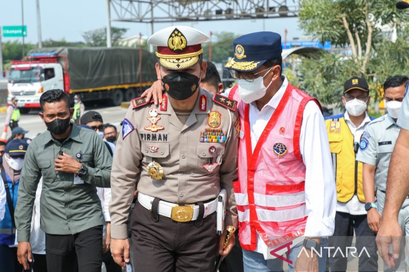 Kepala Korps Lalu Lintas (Kakorlantas) Polri Irjen Pol Firman Shantyabudi (kiri) berbincang dengan Menteri Perhuhungan Budi Karya (kanan) saat mengecek tol Jakarta-Cikampek, Jumat (15/4/2022). ANTARA/HO-Humas Korlantas Polri