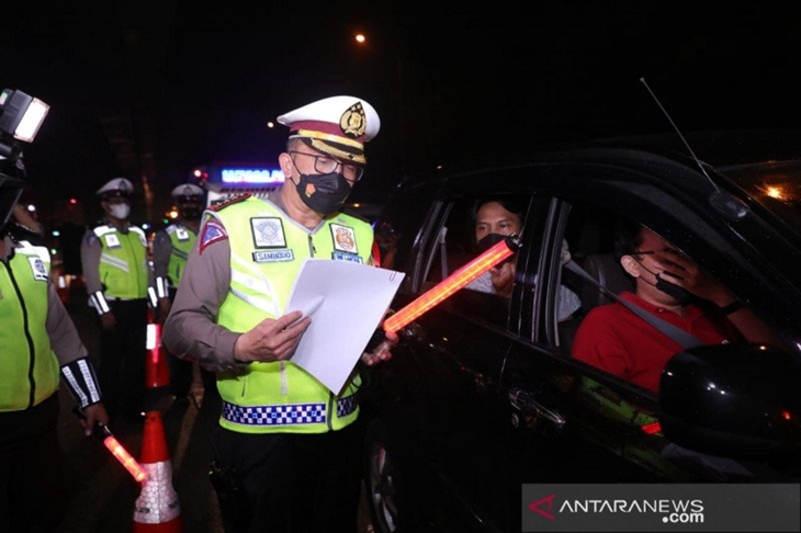 Dirlantas Polda Metro Jaya Kombes Pol. Sambodo Purnomo Yogo memimpin Operasi Kepolisian Ketupat Jaya 2021 dalam rangka Penyekatan Jalan Tol untuk Larangan Mudik Lebaran Tahun 2021 di Titik penyekatan Cikarang Barat, Kamis (13/5/2021) dini hari. (ANTARA/HO-TMC Polda Metro Jaya)