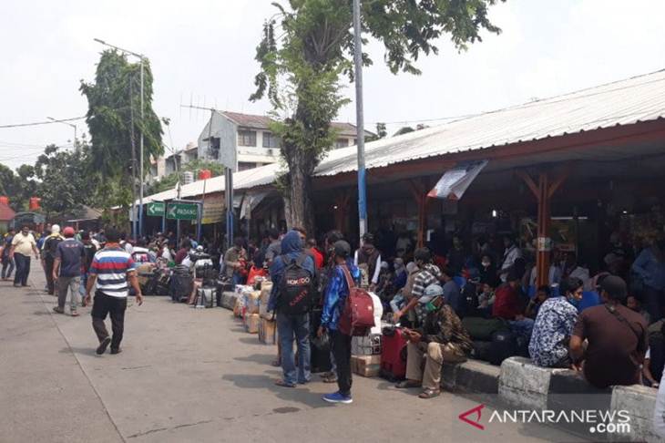 Perantau yang hendak pulang kampung memadati ruang tunggu keberangkatan bis sebelum larangan mudik diberlakukan di Terminal Kalideres, Jakarta Barat, Kamis (23/4/2020) (ANTARA/Devi Nindy)