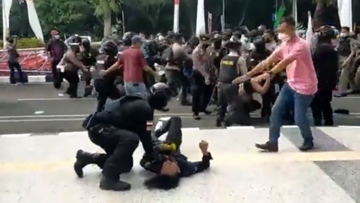 Peristiwa seorang anggota polisi membanting mahasiswa saat berdemo di halaman Pusat Pemerintahan Kabupaten Tangerang, Tigaraksa, Rabu (13/10). (Foto: MP/Twitter)