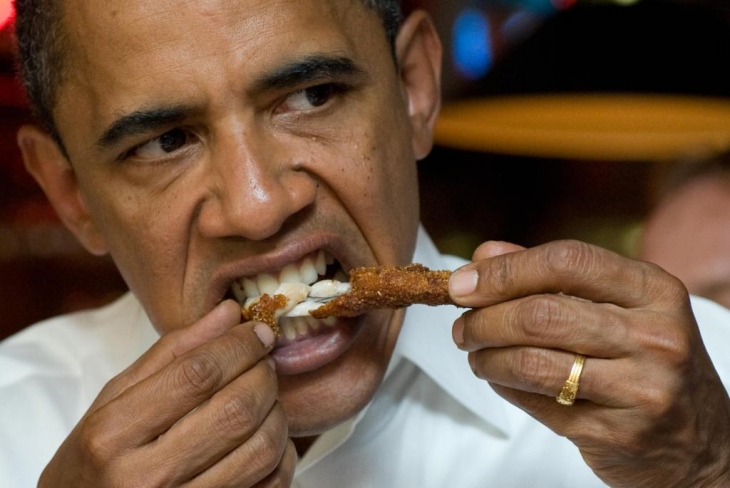 Mantan Presiden AS, Barack Obama makan menggunakan tangan. (Foto: minnesota.cbslocal.com)