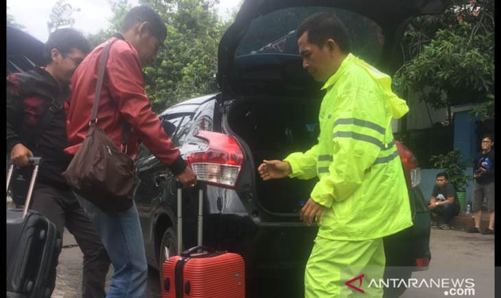 Dua orang membawa koper dari Kantor DPP PDIP yang ditutup usai penggeledahan oleh penyidik KPK, Kamis (9/1/2020). (ANTARA/ Abdu Faisal)